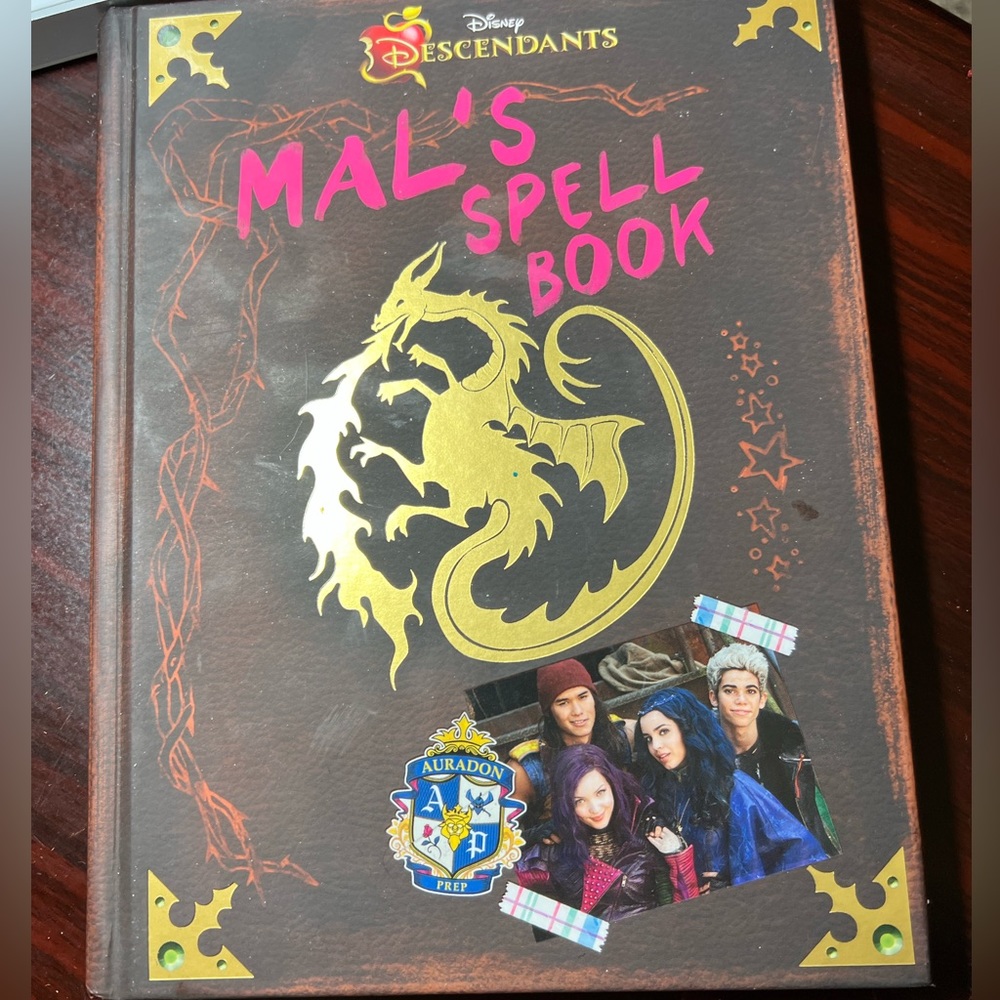 Disney's Descendants Mal's Spellbook